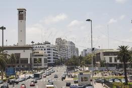 Image du Maroc Professionnelle de  À droite l'ancienne fontaine lumineuse et musicale de Casablanca qui étai l’une des plus importante attraction du centre ville de la cité blanche, la fierté des Bidaouis surtout durant les années soixante dix et quatre vingt. Située sur la place Mohammed V, à gauche la wilaya de Casablanca. Lundi 6 Juillet 2009. (Photo / Abdeljalil Bounhar) 